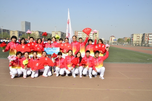 保康医院职工在我校春季运动会上彰显风采-天